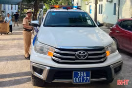 CSGT Hà Tĩnh “mở đường” giúp ô tô chở sản phụ tới bệnh viện an toàn