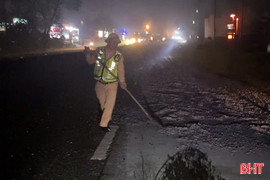 CSGT Hà Tĩnh dọn dẹp đá dăm rơi vãi trên quốc lộ 1 trong đêm