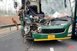  Va chạm xe đầu kéo trên cao tốc Hàm Nghi - Vũng Áng, xe khách hư hỏng nặng