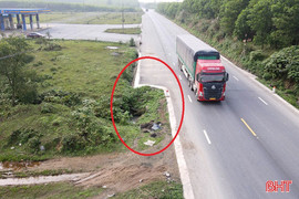 Mối nguy tai nạn từ làn tăng tốc bất ngờ bị "cụt" trên tuyến tránh TX Kỳ Anh