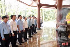 Bộ trưởng Bộ Xây dựng dâng hương tại Khu di tích Ngã ba Đồng Lộc