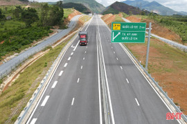 Cao tốc Vũng Áng - Bùng “gỡ” biển cấm xe tải trên 10 tấn
