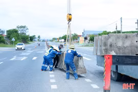Đóng 2 điểm mở dải phân cách trên quốc lộ 1 ở Hà Tĩnh