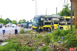 Trong vụ xe khách của nhà xe Tân Kim Chi bị lật vào ngày 25/7 trên quốc lộ 1 ở phường Sông Trí, tỉnh Hà Tĩnh, người dân địa phương đã nhanh chóng tiếp cận hiện trường, hỗ trợ đưa các nạn nhân đi cấp cứu.