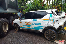 Xe đầu kéo va chạm taxi điện gây ách tắc đường Hồ Chí Minh qua Hương Sơn