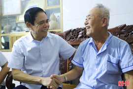 Chủ tịch UBND tỉnh thăm hỏi, tặng quà tri ân người có công với cách mạng