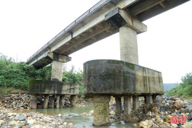 Thấp thỏm những cây cầu xuống cấp, xói lở trụ móng ở Hà Tĩnh