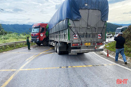 Đường lên Cửa khẩu quốc tế Cầu Treo ách tắc sau vụ va chạm giữa 2 xe tải