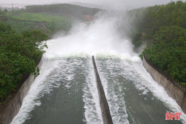 Mực nước triều xuống, hồ Kẻ Gỗ tăng lưu lượng xả tràn