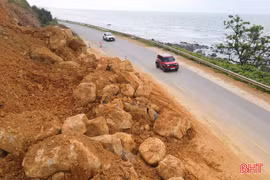 Sạt lở trên đường ven biển Hà Tĩnh qua phường Hải Ninh được xử lý ra sao?