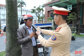 Kiểm tra nồng độ cồn mùng 1 Tết ở Hà Tĩnh, vẫn có tài xế bị xử lý