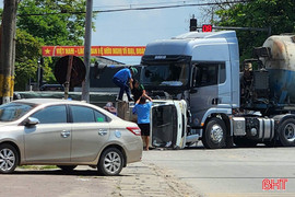 Xe đầu kéo tông xe tải lật nghiêng, 2 người may mắn thoát nạn