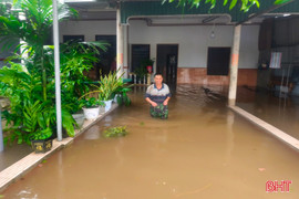 Gần 5.400 hộ dân ở Hà Tĩnh vẫn bị nước lũ chia cắt