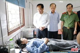 Lãnh đạo tỉnh thăm hỏi, động viên nạn nhân vụ tai nạn giao thông nghiêm trọng