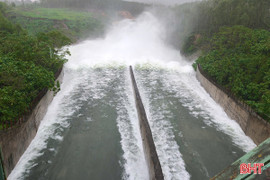 Mưa ngớt, hồ Kẻ Gỗ giảm lưu lượng xả tràn