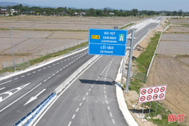 Biển báo ở nút giao cao tốc qua Hà Tĩnh vẫn "đánh đố" tài xế 