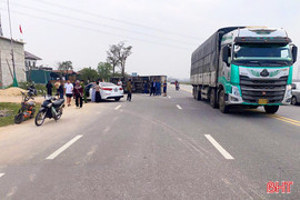 Xe tải lật nghiêng sau va chạm với ôtô con trên QL 8