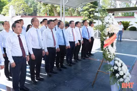 Bí thư Tỉnh ủy Khánh Hòa dâng hương tại Khu di tích Ngã ba Đồng Lộc