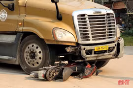 Xe container va chạm xe máy, 2 người bị thương nặng