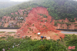 Khó khăn trong xử lý sạt lở đất chắn ngang đường ven biển Hà Tĩnh
