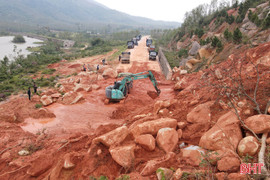 Bắt đầu hốt dọn 40.000 m3 đất đá sạt lở chắn đường ven biển Hà Tĩnh