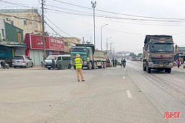 Xe tải va chạm xe máy, 1 phụ nữ tử vong 