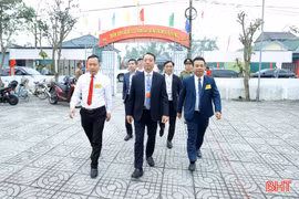 Chủ tịch UBND tỉnh Phan Thiên Định kiểm tra công tác bầu cử tại Thạch Hà