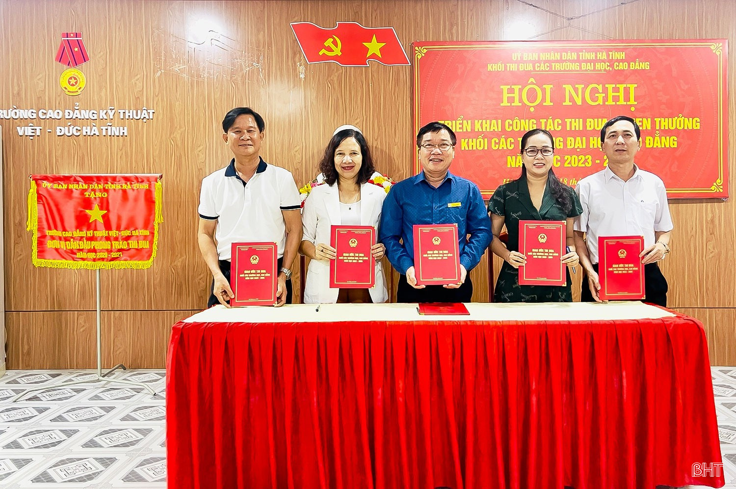 Lãnh đạo Trường Cao đẳng Kỹ thuật Việt – Đức Hà Tĩnh ký giao ước thi đua với khối các trường đại học, cao đẳng trên địa bàn tỉnh. bqbht_br_4444-a.jpg