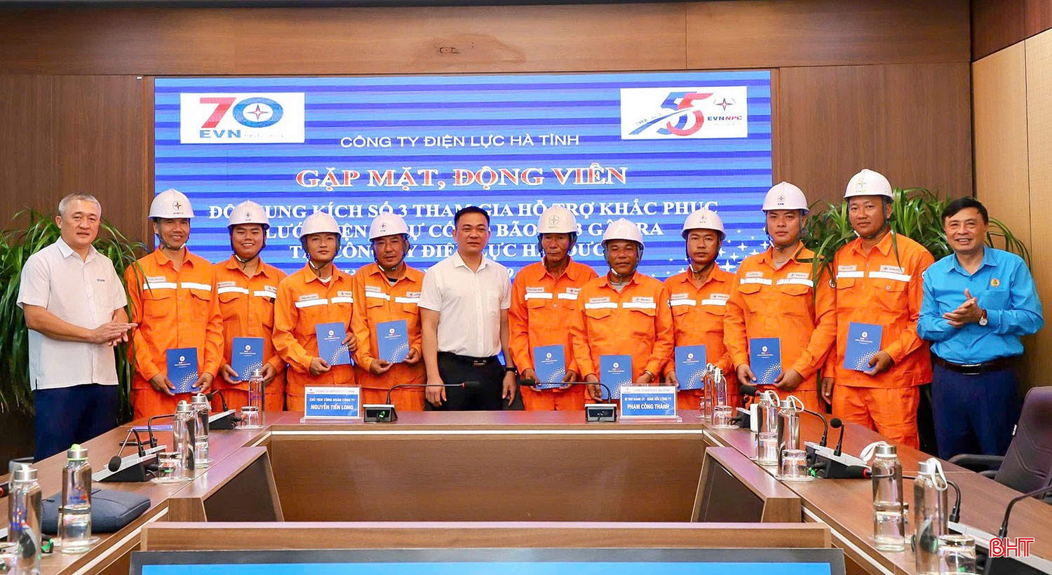 Lãnh đạo công ty động viên các tổ xung kích lên đường hỗ trợ khắc phục sự cố về điện cho các tỉnh miền Bắc sau bão Yagi (năm 2024). bqbht_br_anh-1.jpg