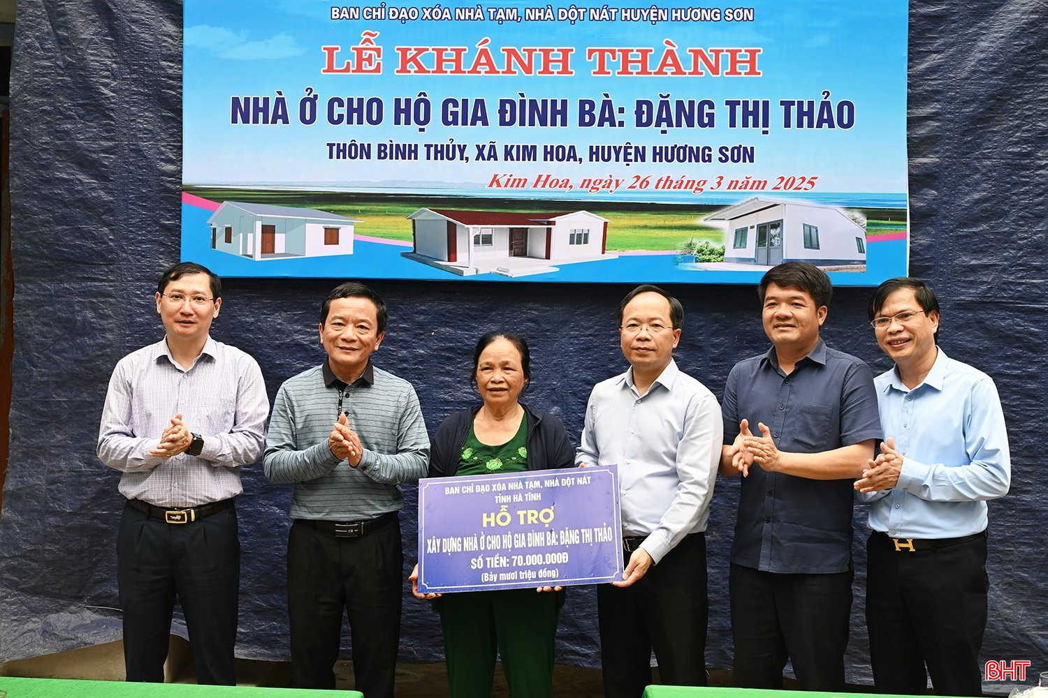 Bí thư Tỉnh ủy Nguyễn Duy Lâm và Chủ tịch Ủy ban MTTQ tỉnh Trần Nhật Tân, Phó Chủ tịch HĐND tỉnh Trần Văn Kỳ dự lễ khánh thành công trình nhà ở của bà Đặng Thị Thảo (xã Kim Hoa, Hương Sơn). bqbht_br_a1.jpg
