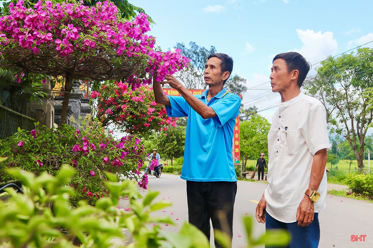 Noi gương ông Tường, người dân thôn Tân Vĩnh Cần luôn ý thức làm đẹp đường làng, vườn tược. bqbht_br_anh-3.jpg