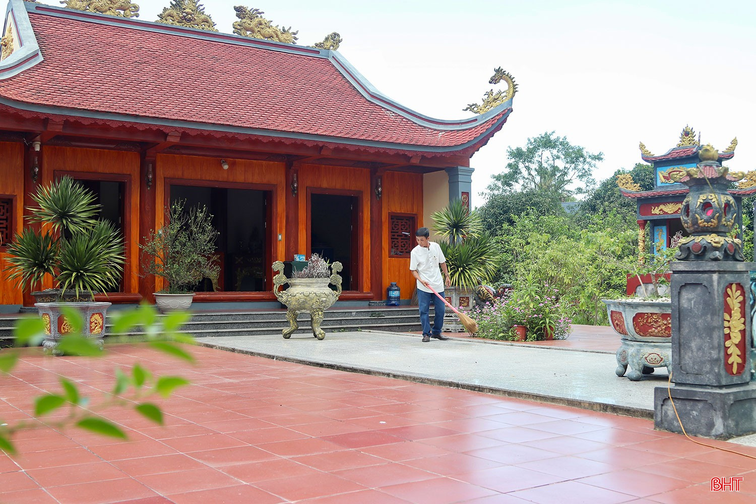 Ông Tường đã bán nhà, trích 250 triệu đồng ủng hộ xây dựng đền Thần Nông. bqbht_br_anh-5.jpg