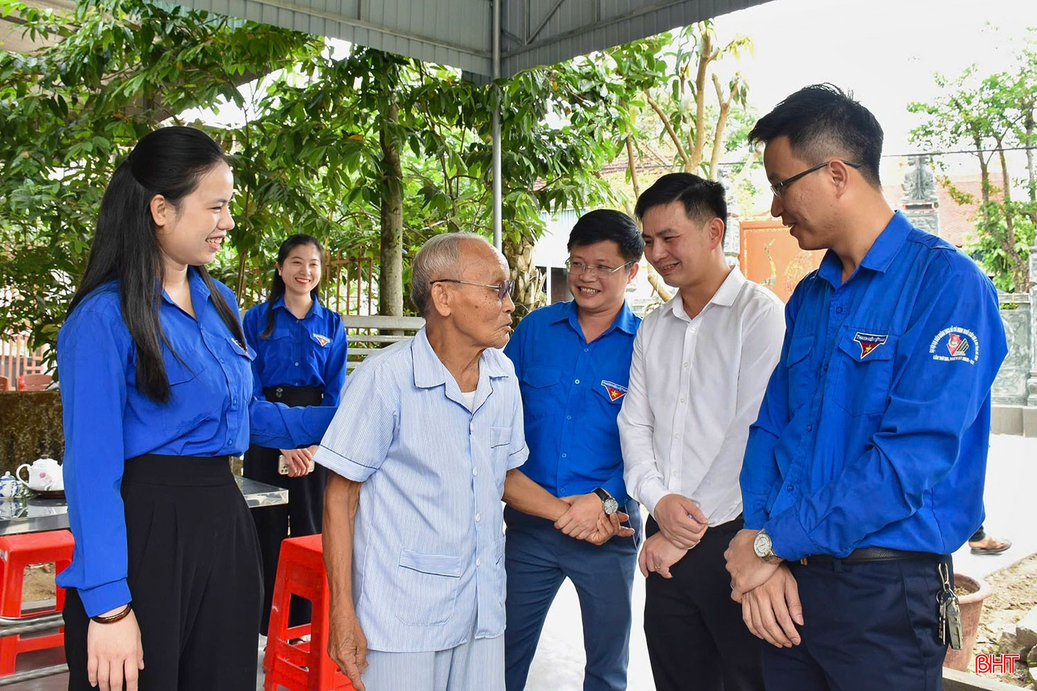 Cán bộ Tỉnh đoàn thăm hỏi các gia đình thuộc diện được hỗ trợ xây dựng nhà ở. bqbht_br_anh-5.jpg