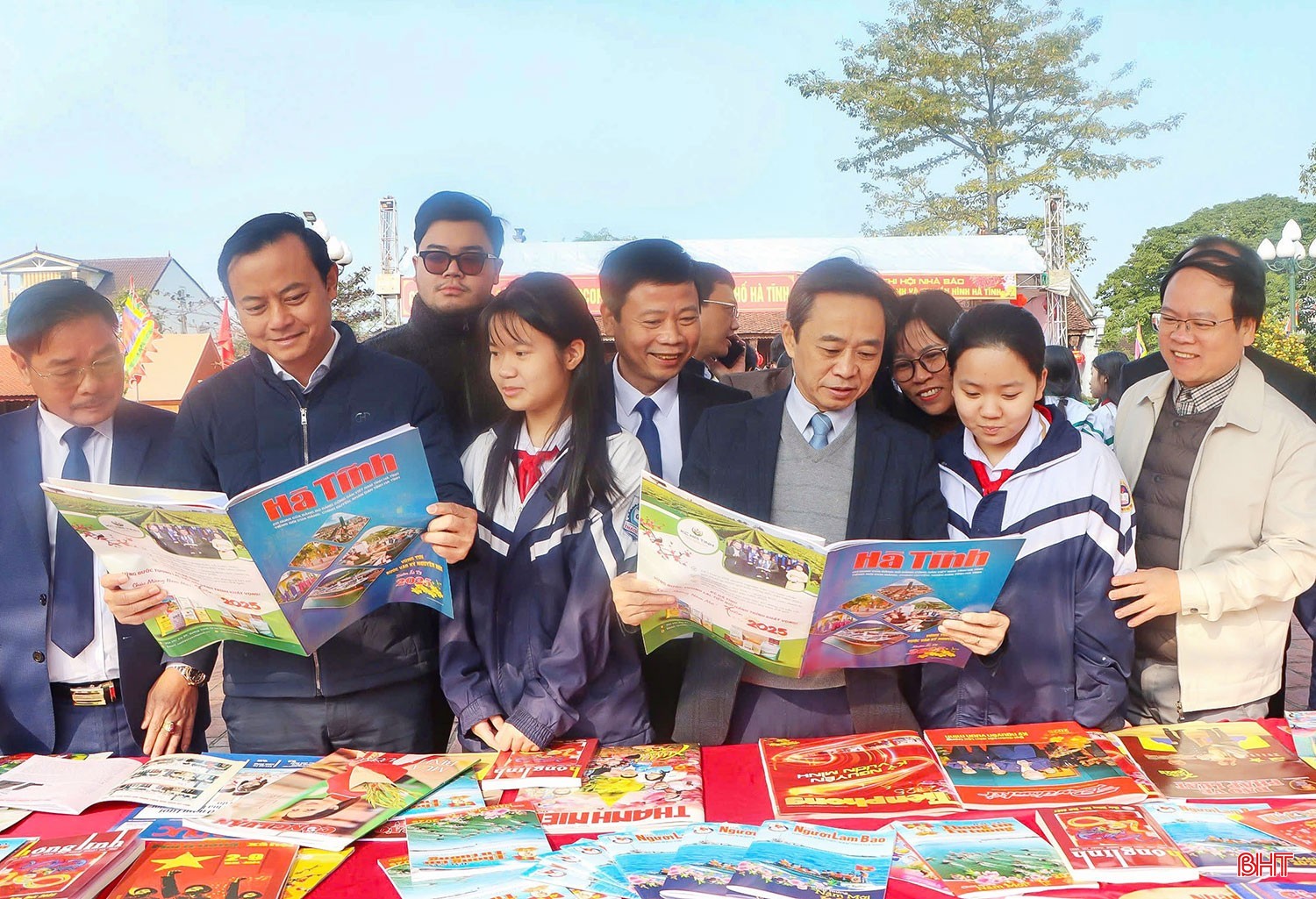 Phó Bí thư Thường trực Tỉnh ủy Trần Thế Dũng và Trưởng ban Tuyên giáo Tỉnh ủy Hà Văn Hùng tham quan, xem các ấn phẩm của Báo Hà Tĩnh được trưng bày tại Hội báo Xuân Ất Tỵ 2025. pbt.jpg