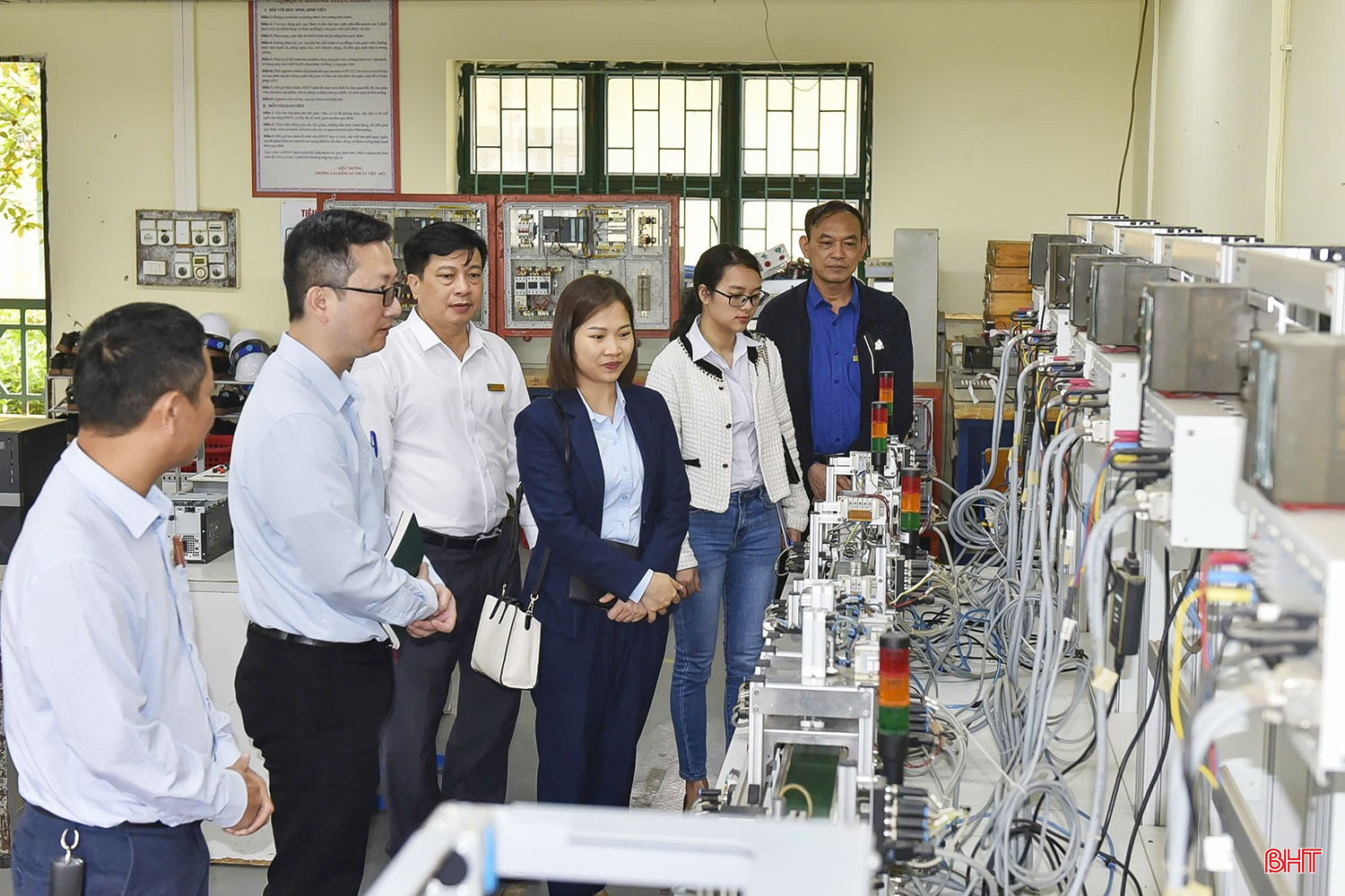 Đại diện Công ty Formosa Hà Tĩnh thăm cơ sở vật chất, trang thiết bị dạy nghề của nhà trường. bqbht_br_anh11.jpg