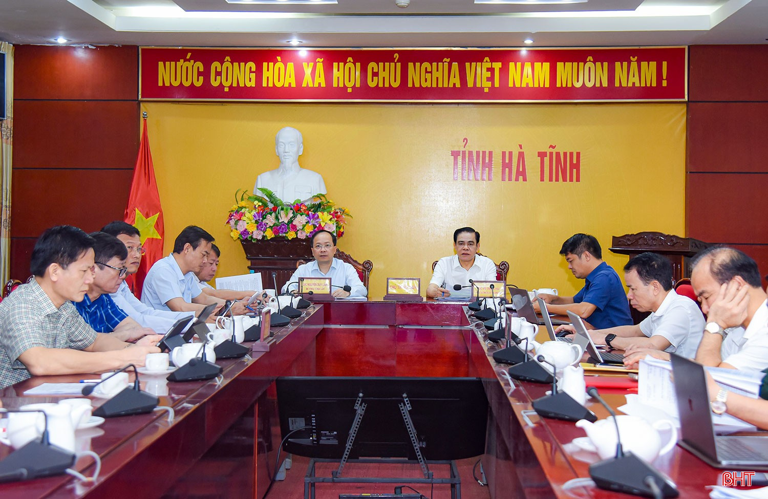 Bí thư Tỉnh ủy Nguyễn Duy Lâm, Chủ tịch UBND tỉnh Võ Trọng Hải điều hành điểm cầu Hà Tĩnh tại một phiên họp trực tuyến của Ban Chỉ đạo Trung ương triển khai xóa nhà tạm, nhà dột nát trên phạm vi cả nước. Ảnh: Thu Hà. bqbht_br_anh-1.jpg