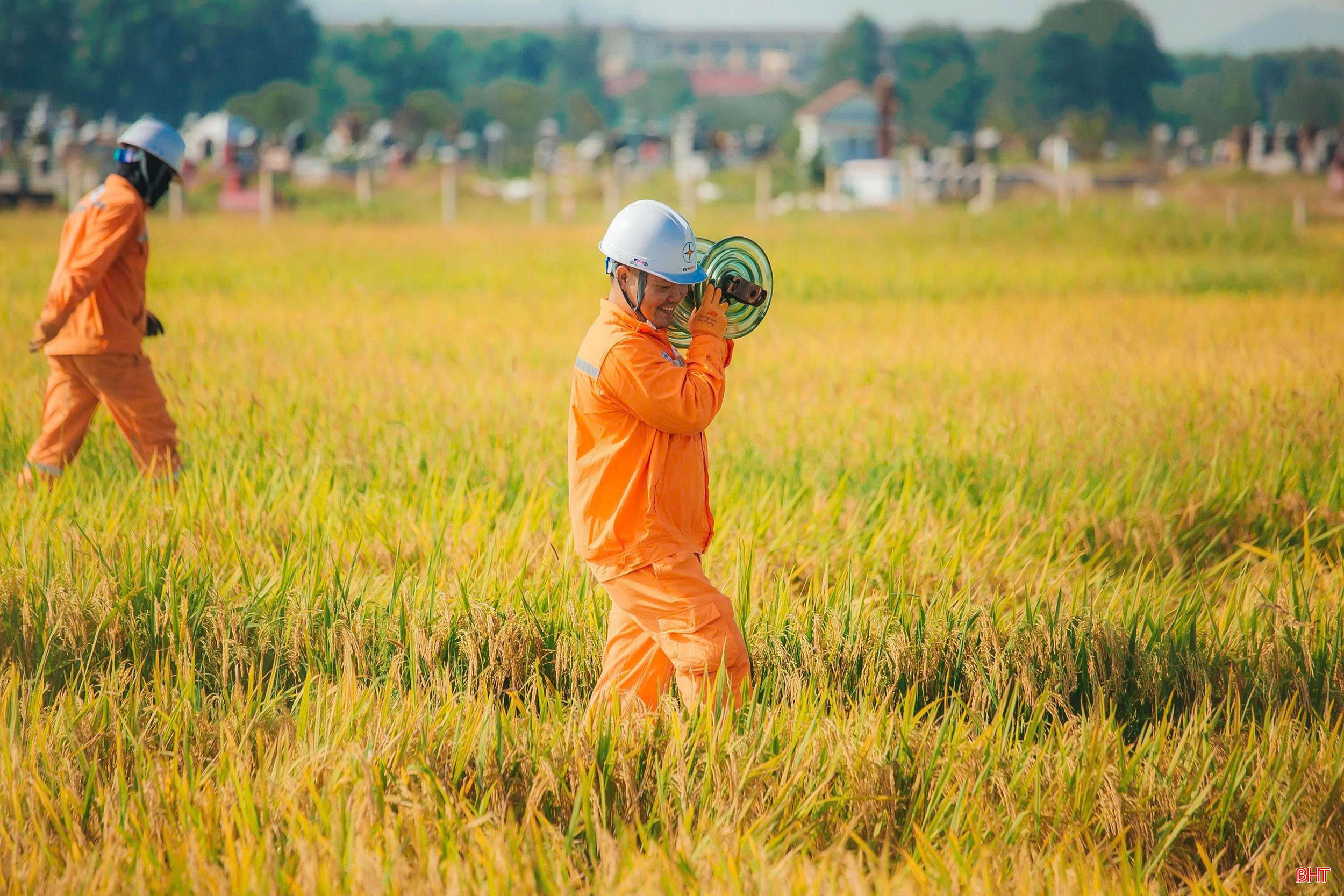Những bước chân không mỏi mệt, những ngày làm việc căng mình trên lưới của cán bộ, công nhân viên điện lực nhằm đảm bảo dòng điện an toàn, ổn định phục vụ phát triển kinh tế và đời sống sinh hoạt của Nhân dân. bqbht_br_full-2.jpg