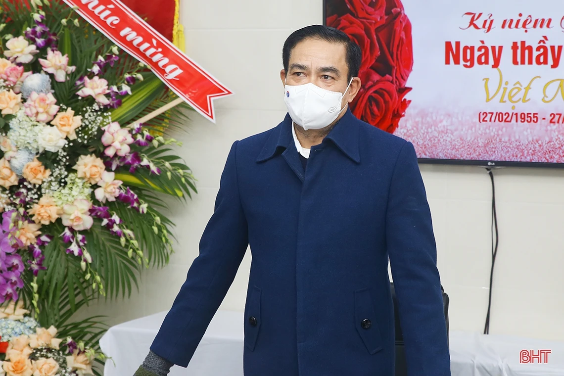 Tiếp tục nỗ lực vượt qua khó khăn, thực hiện tốt nhiệm vụ chăm sóc sức khỏe Nhân dân