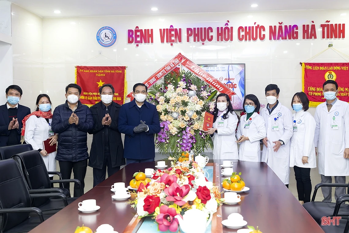 Tiếp tục nỗ lực vượt qua khó khăn, thực hiện tốt nhiệm vụ chăm sóc sức khỏe Nhân dân