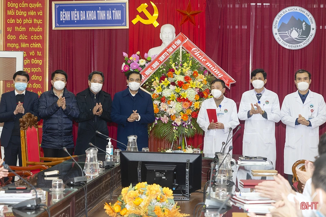 Tiếp tục nỗ lực vượt qua khó khăn, thực hiện tốt nhiệm vụ chăm sóc sức khỏe Nhân dân