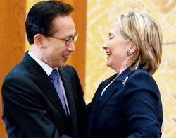 Tổng thống Hàn Quốc Lee Myung-Bak và Ngoại trưởng Mỹ Hillary Clinton tại Seoul hôm nay. Ảnh: AP.