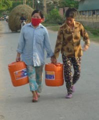 Nhọc nhằn đường đi mua nước sạch