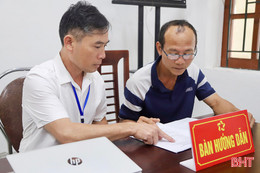 “Gác" lễ, cán bộ cơ sở ở Hà Tĩnh hỗ trợ người dân giải quyết thủ tục hành chính