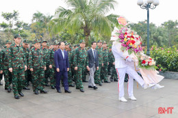 Đoàn cán bộ, học viên Học viện Quốc phòng dâng hương tưởng niệm Chủ tịch Hồ Chí Minh