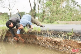 Xói lở nghiêm trọng tuyến đường huyết mạch vùng hạ du hồ Kẻ Gỗ