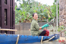 Nhiều khu vực ở Cẩm Duệ vẫn ngập sâu do nước lũ rút chậm