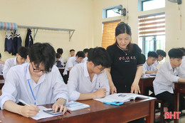 Học sinh lớp 12 nỗ lực ôn luyện cho kỳ thi tốt nghiệp THPT 