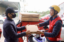 Thị trường mua bán trực tuyến sôi động, dịch vụ chuyển phát “làm không hết việc”