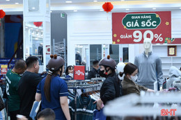 Nhiều cửa hàng thời trang “sale hết đón Tết”