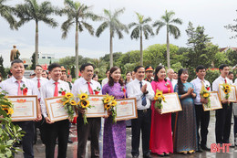 Vũ Quang biểu dương 20 tập thể, cá nhân điển hình trong học và làm theo Bác